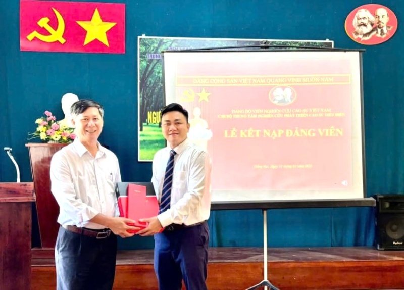 The Party Cell of the Smallholder Rubber Research and Development Center under the Party Committee of the Vietnam Rubber Research Institute organizes Party admission for outstanding trade union members. Photo: Duc Long