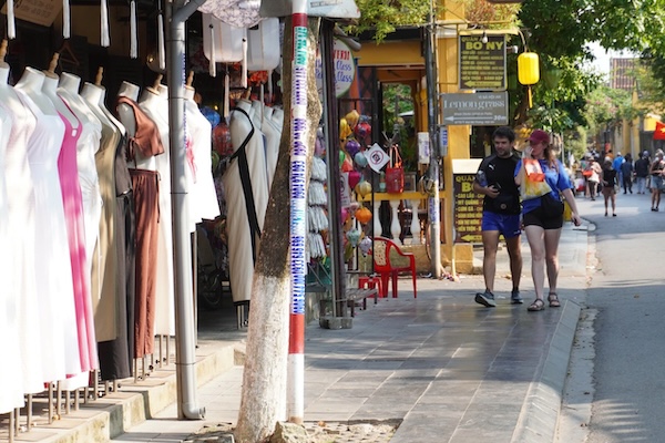 Hoi An ward builds digital copies to manage sidewalk order in Da Nang. Photo: Tran Thi