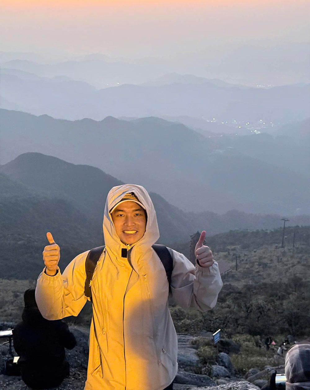 Anh Lê Văn Thảo bày tỏ sự vui mừng khi chinh phục được đỉnh núi Yên Tử đúng lúc bình minh ló rạng. Ảnh: NVCC