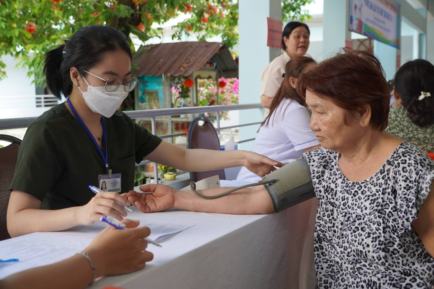 Responding to the National Health Day, residents of Thi Nghe Nursing Home were given free health check-ups. Photo: Mai Anh
