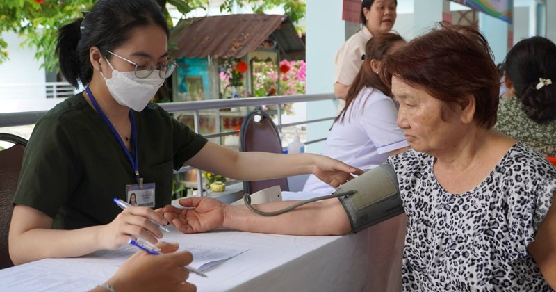 Khám bệnh miễn phí cho nhiều người khuyết tật, yếu thế
