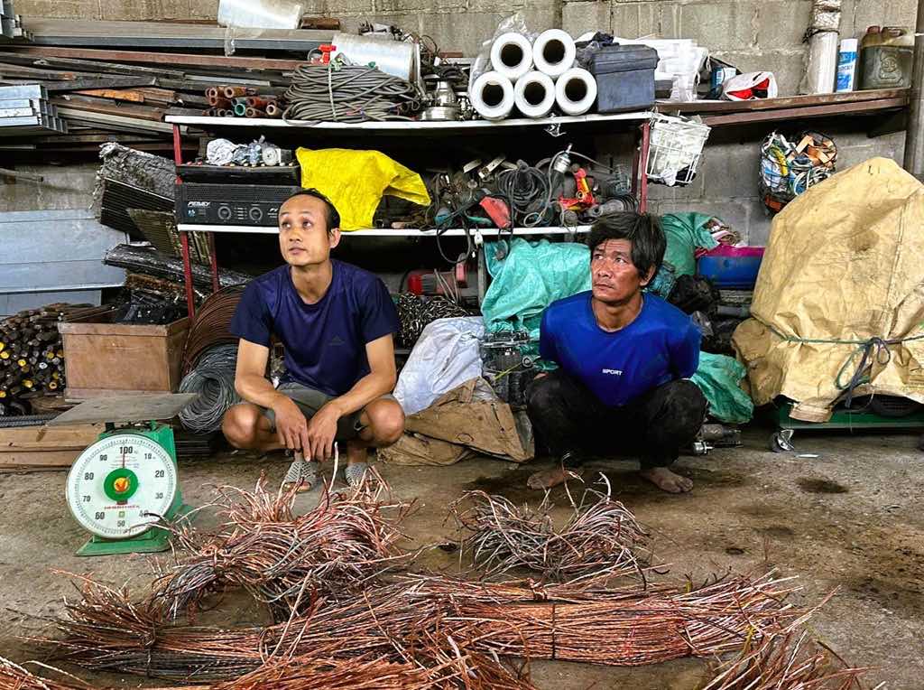 2 đối tượng Trần Ngọc Huân (bên trái) và Lê Thành Nguyên cùng tang vật liên quan vụ cắt trộm dây điện trên đường cao tốc. Ảnh: Công an tỉnh Đồng Nai