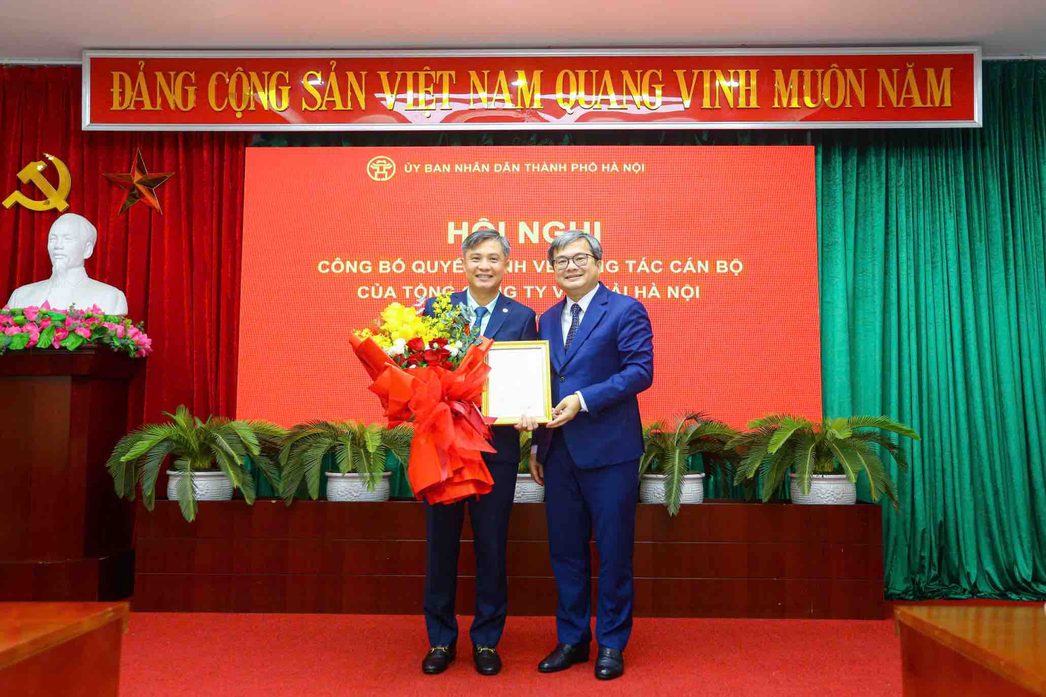 쯔엉비엣중 하노이시 인민위원회 부위원장이 응우옌탄남 씨에게 Transerco 이사회 의장 임명장을 수여하고 있습니다. 사진: 홍타이