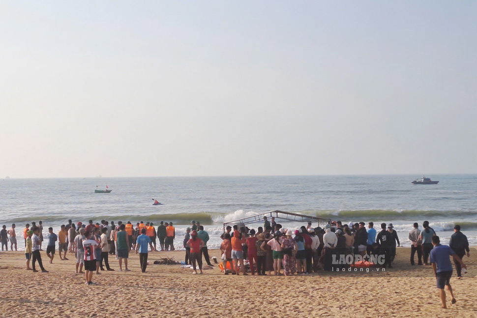 クイニョン(ザライ省)の海で泳いでいた際に波にさらわれ行方不明になった男子学生の遺体が、1日以上の行方不明の後、事故現場で発見されました。写真:ホアイ・フオン