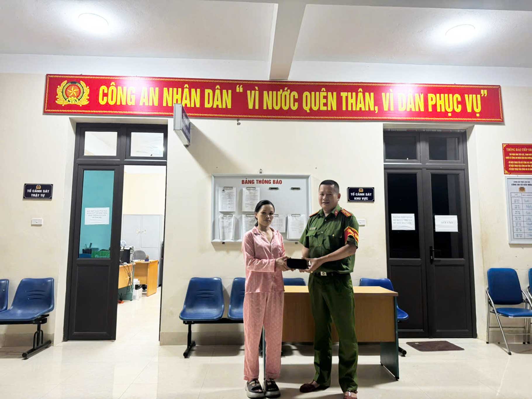 Trao trả tài sản cho công dân tại trụ sở Công an xã. Ảnh: Công an xã Bảo Nhai