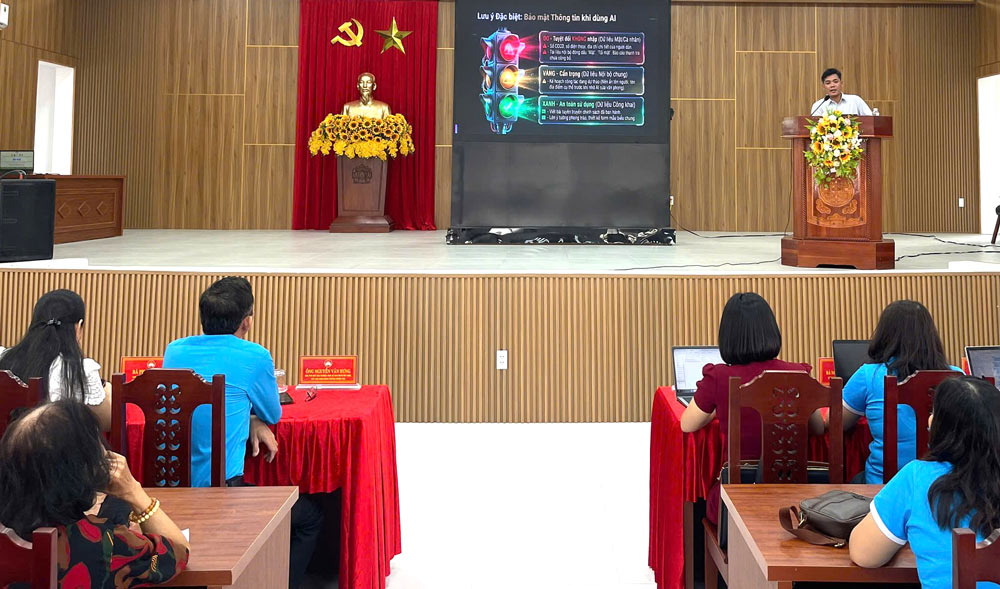 Huong Tra Ward Trade Union, Da Nang organizes training on digital technology skills, AI and trade union financial work for grassroots officials. Photo: Huong Tra Trade Union