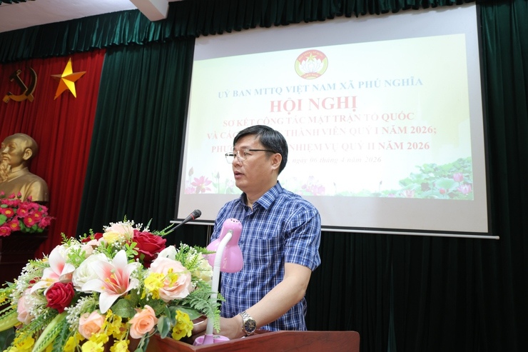 Đồng chí Nguyễn Hợp Tiến - Phó Bí thư thường trực Đảng ủy xã Phú Nghĩa phát biểu chỉ đạo tại Hội nghị.  