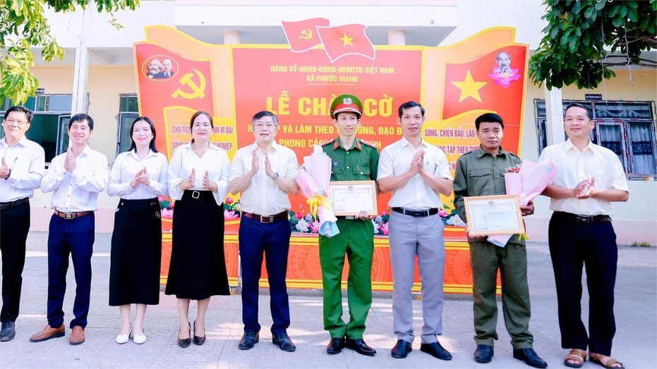 The Party Committee and People's Committee of Phuoc Giang commune, Quang Ngai province commended and awarded certificates of merit to Mr. Nguyen Van Canh (second from the right) for bravely saving people in distress. Photo: VO CO SON