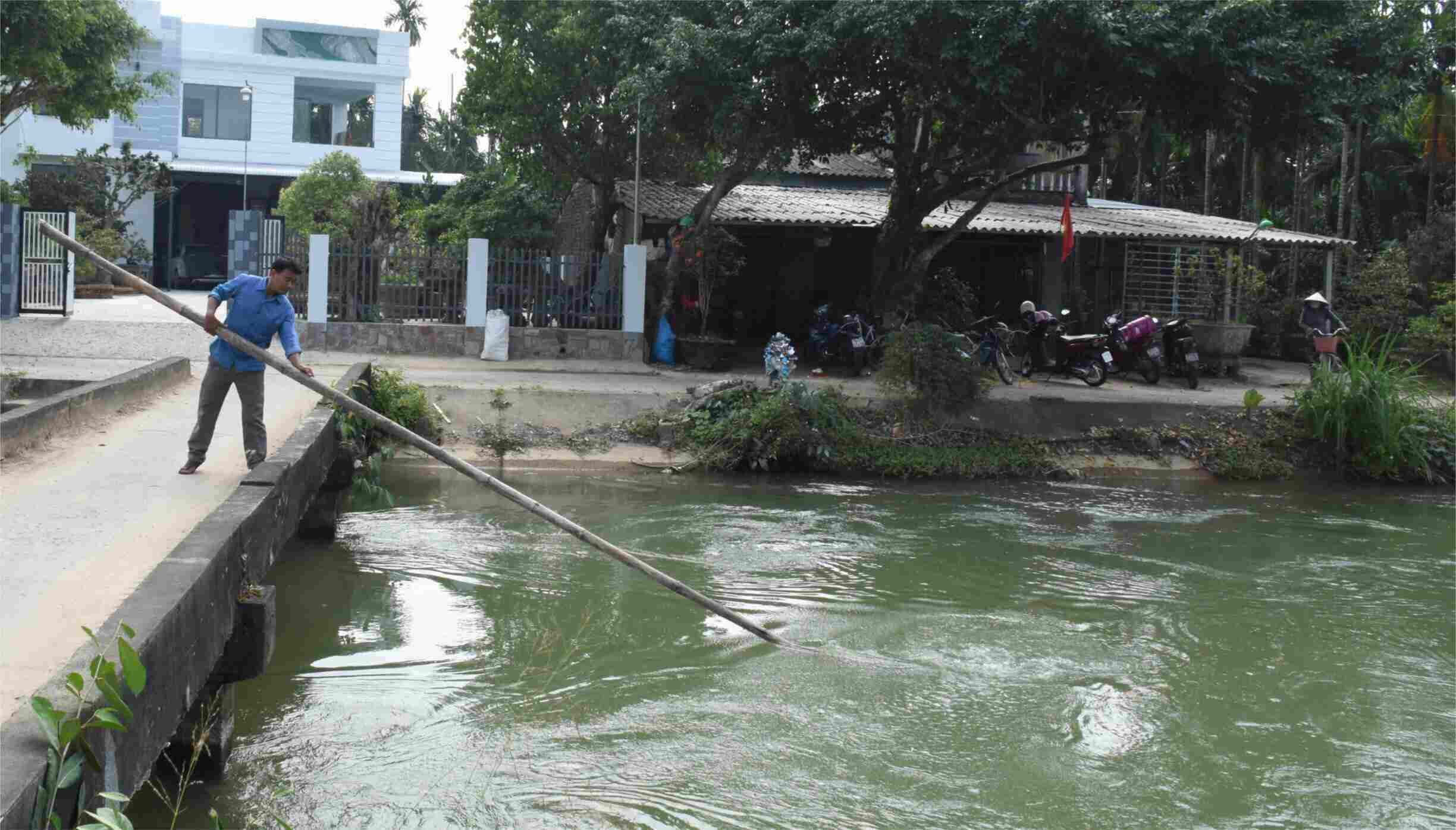 Mực nước kênh chính Nam lúc anh Nguyễn Văn Cảnh cứu người có độ sâu hơn 4m. Ảnh: Ý THU