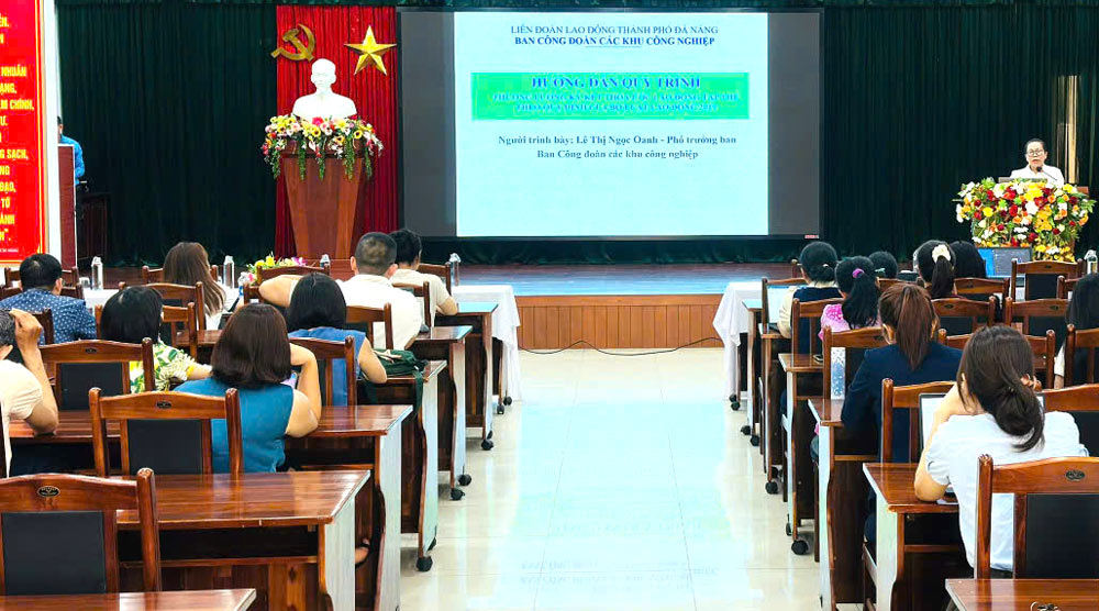 Thanh Khe Ward Trade Union trains skills in dialogue, negotiation and signing collective labor agreements for grassroots trade union officials. Photo: Thanh Khe Trade Union