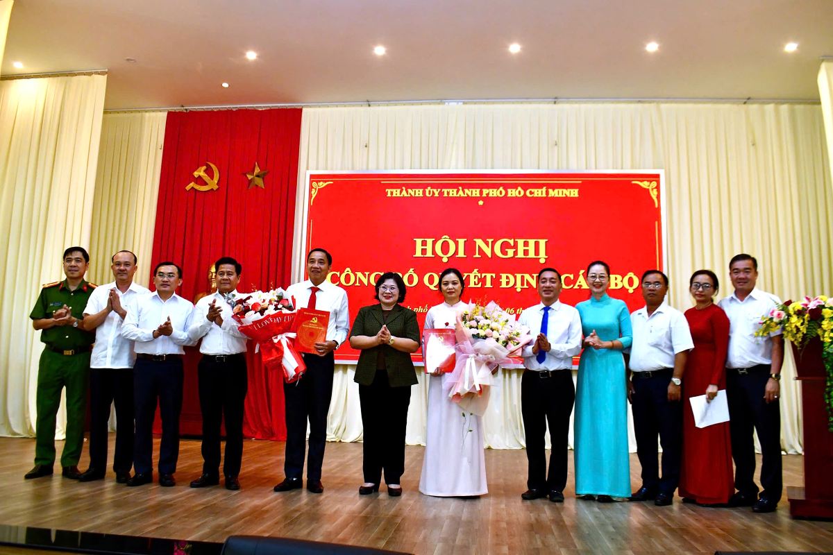Leaders of the Ho Chi Minh City Party Committee present flowers and award decisions to cadres who have been transferred and appointed. Photo: Nam Ngoc