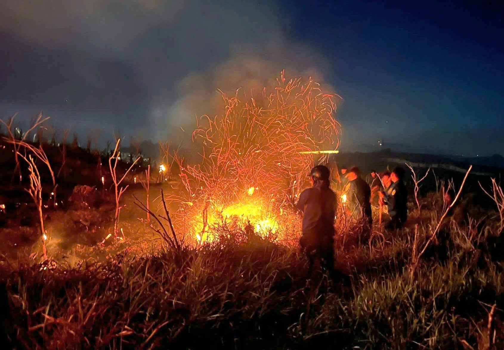 Các lực lượng tập trung dập lửa khống chế vụ cháy từ nhiều hướng. Ảnh: Nguyễn Quân 