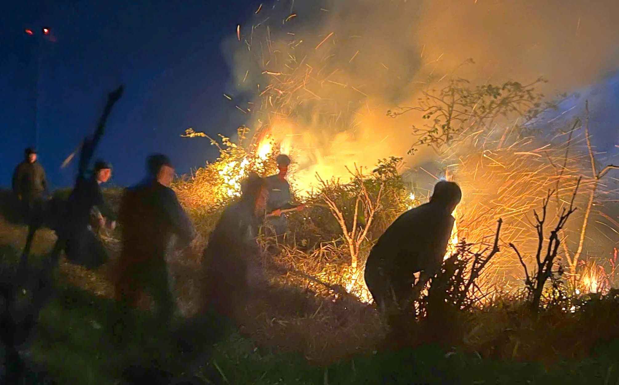 Rất may vụ cháy được khống chế, dập tắt kịp thời không để cháy lan. Ảnh: Nguyễn Quân 