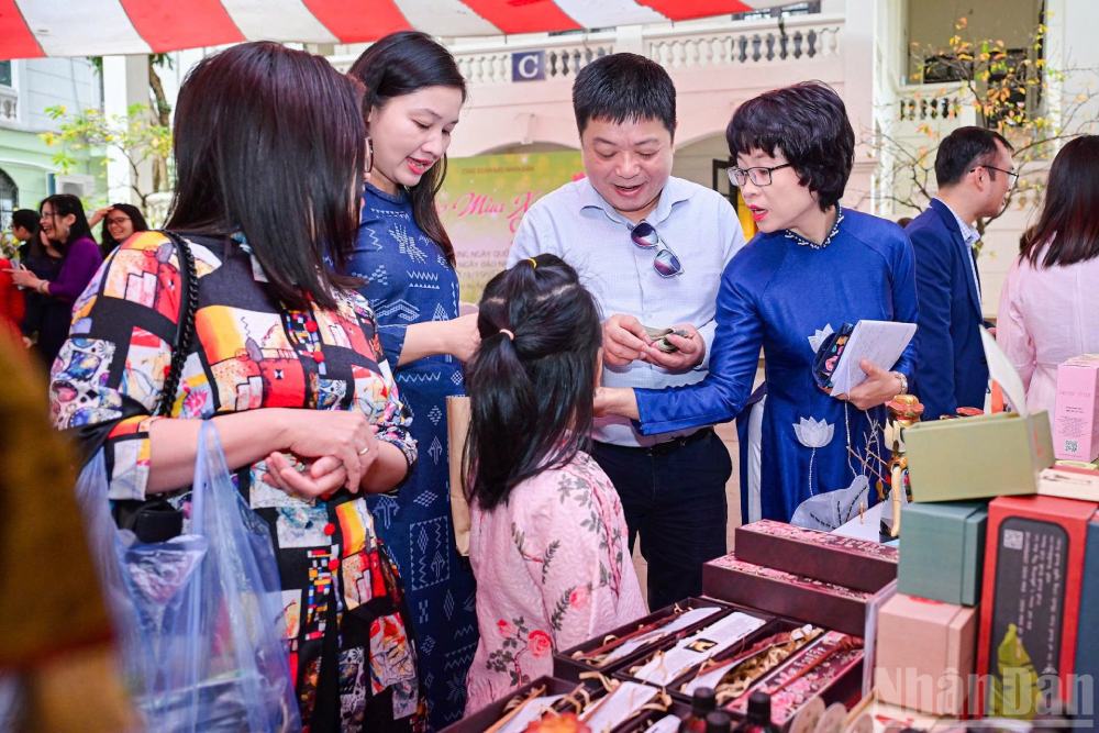 Many trade unions directly under CĐKHCNVN have good and practical ways to support and accompany female workers. In the photo: Female workers of CĐKHCNVN participate in the 2026 Spring Fair. Photo: Thu Lan