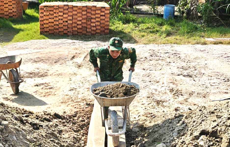Las tropas de la guardia fronteriza en Khanh Hoa participan en la construcción de casas de amor para miembros en dificultades. Foto: Guardia Fronteriza de Khanh Hoa