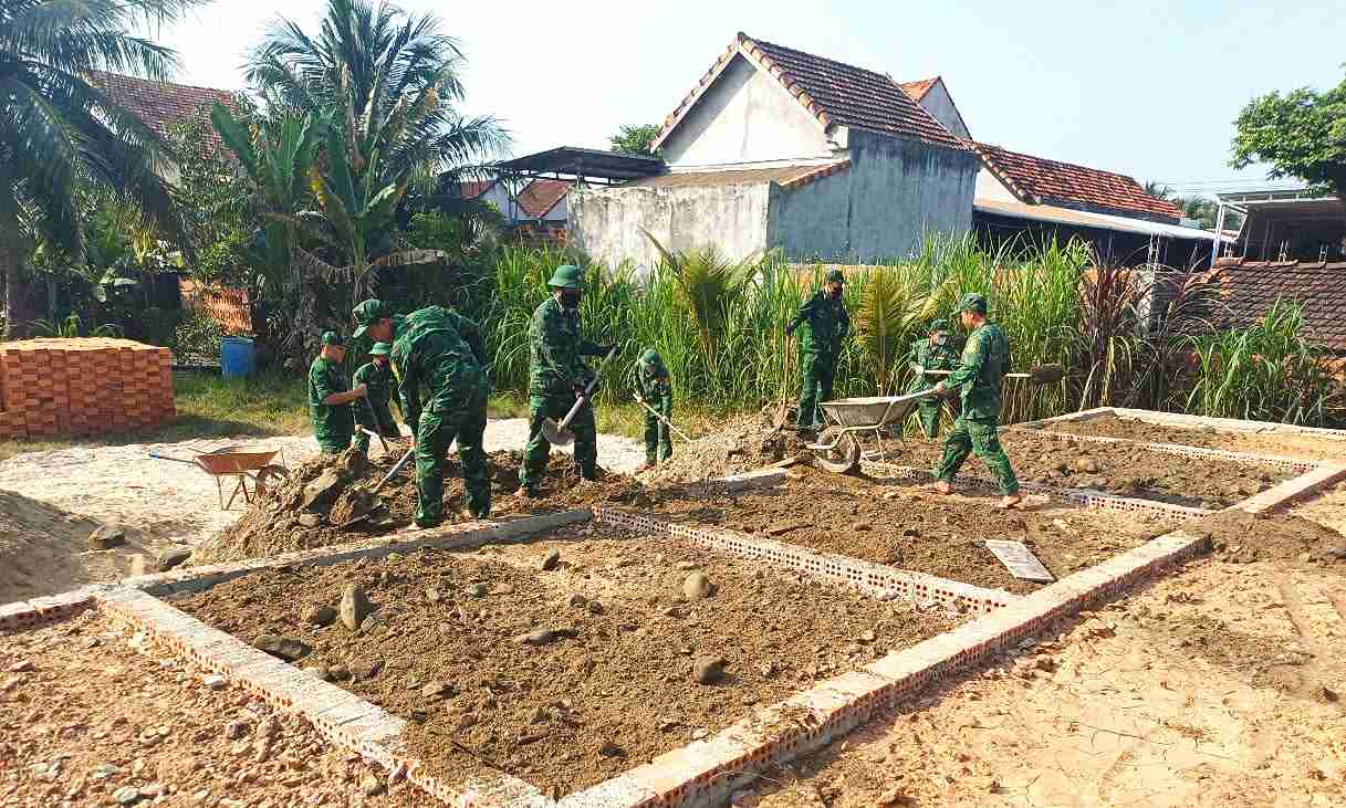 10 cán bộ, chiến sĩ tham gia hỗ trợ xây dựng nhà “Mái ấm tình thương” cho gia đình chị Nguyễn Thị Sen. Ảnh: Biên phòng Khánh Hòa