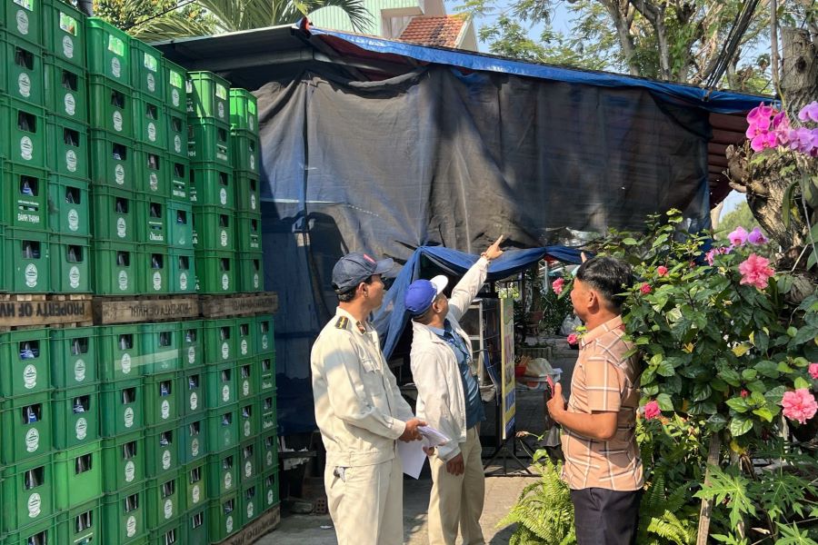 Lực lượng chức năng tập trung xử lý các hành vi vi phạm như lấn chiếm vỉa hè, buôn bán trái phép, gây mất mỹ quan và tiềm ẩn nguy cơ mất an toàn giao thông. Ảnh: Hồng Nghĩa 