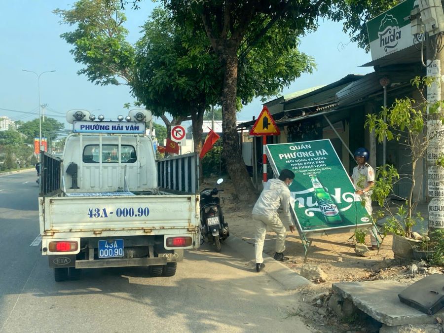 Trong quý I/2026, lực lượng chức năng đã thu giữ 110 bảng hiệu và 10 dù bạt vi phạm, góp phần chấn chỉnh tình trạng buôn bán lấn chiếm lòng, lề đường. Ảnh: Hồng Nghĩa