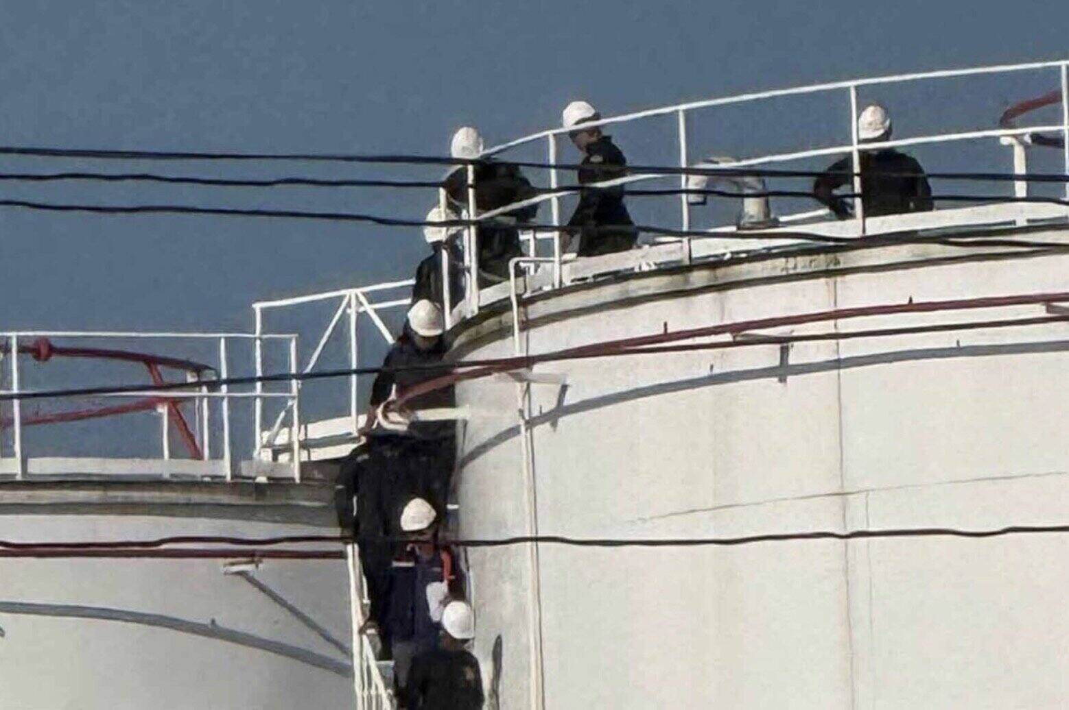 スラタニの油田を検査するタイ当局者 4日。写真:タイ特別捜査局