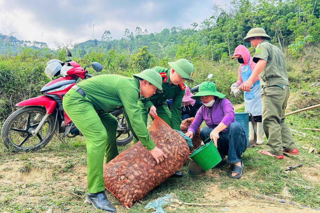 Công an xã Cán Tỷ hỗ trợ người dân vận chuyển giống khoai sọ đến nương, chuẩn bị gieo trồng. Ảnh: Minh Tâm - Tuấn Anh/TTXVN