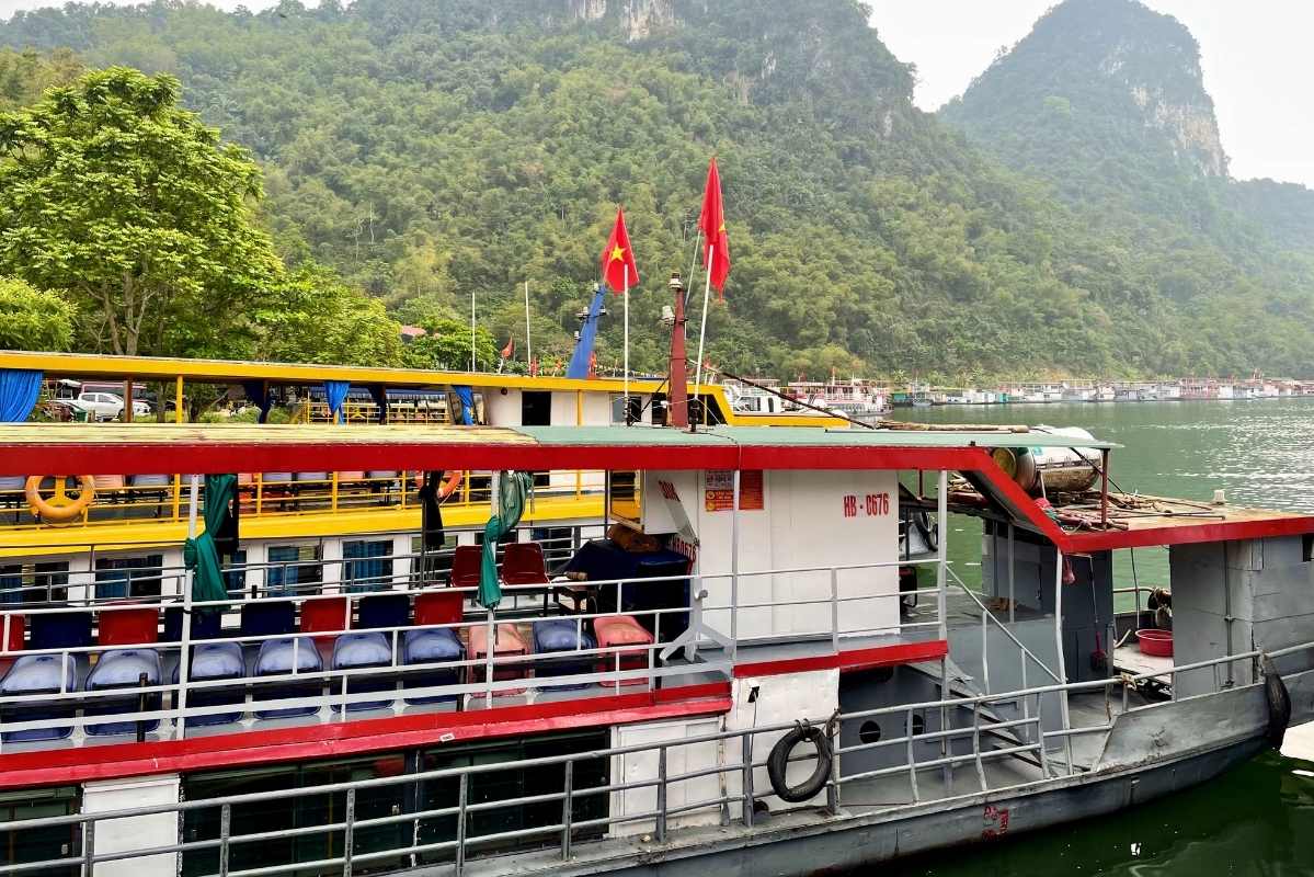 Từ bến thuyền Bích Hạ (phường Tân Hòa, Phú Thọ) những chuyến tàu an toàn đưa hành khách về với không gian linh thiêng. Ảnh: Thanh Bình 