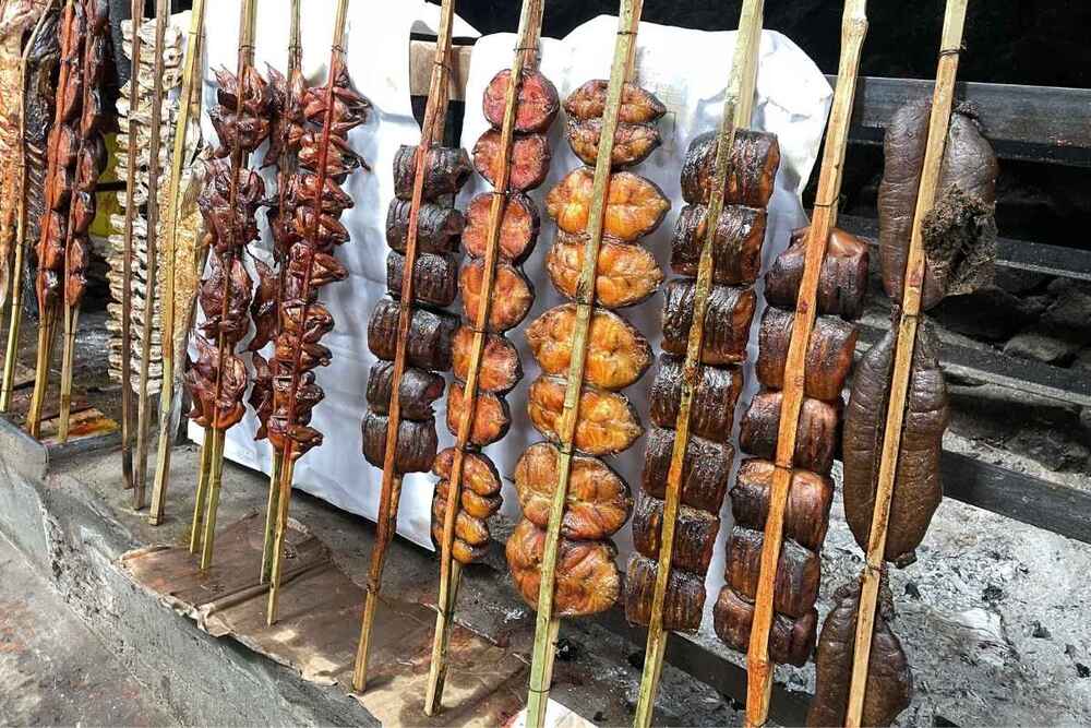 Đa dạng các loại cá tươi ngon, thơm lừng để du khách thưởng thức. Ảnh: Thanh Bình 