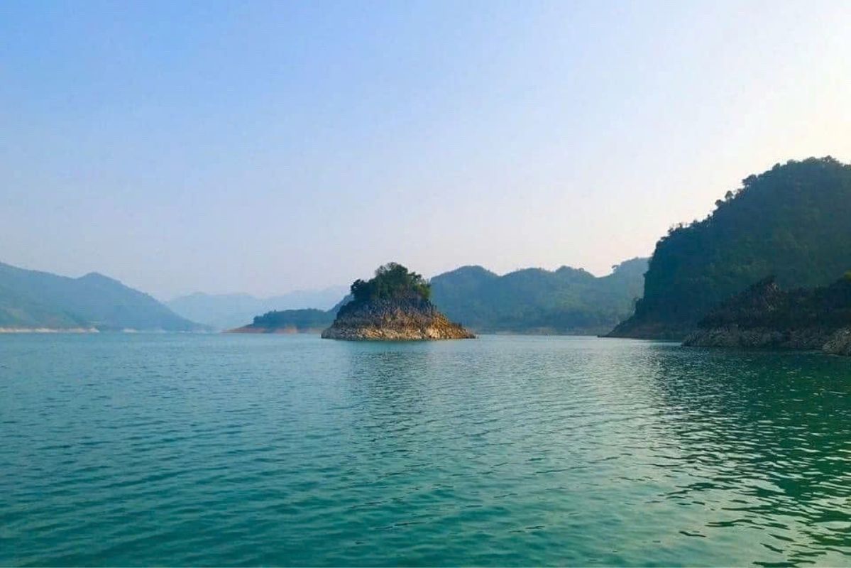 Non nước hữu tình trên lòng hồ Hoà Bình. Ảnh: Hải Đăng 