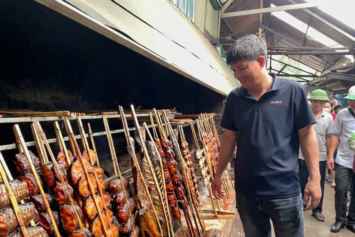 Du khách thập phương thích thú khi bắt gặp những vỉ cá nướng thân thuộc mỗi lần đặt chân tới lòng hồ sông Đà. Ảnh: Thanh Bình  