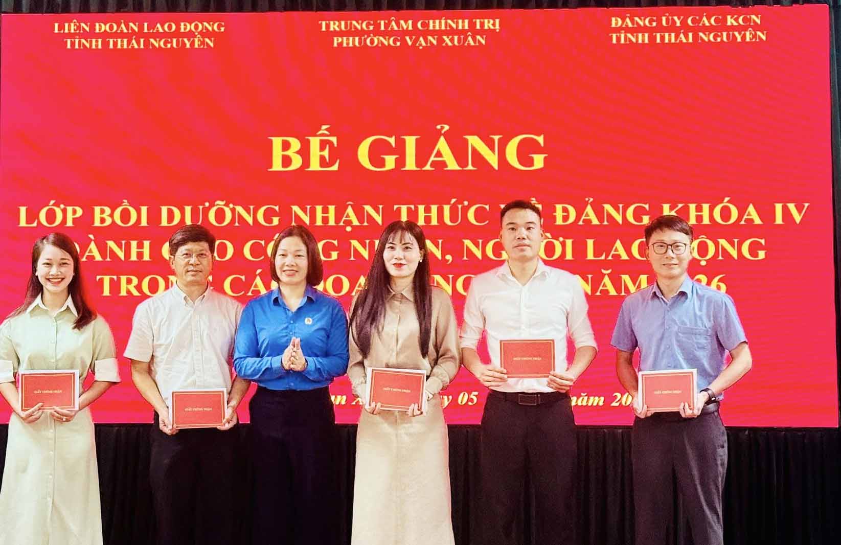 Leaders of the Thai Nguyen Provincial Labor Federation award certificates to trainees who are workers and laborers who have completed the class. Photo: Thai Nguyen Labor Federation.