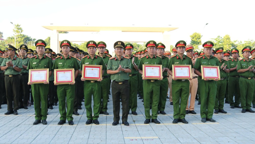Đại tá Huỳnh Thanh Lâm, Phó Giám đốc Công an tỉnh An Giang trao Giấy khen của Giám đốc Công an tỉnh cho các tập thể, cá nhân có thành tích xuất sắc. Ảnh: Tiến Dũng