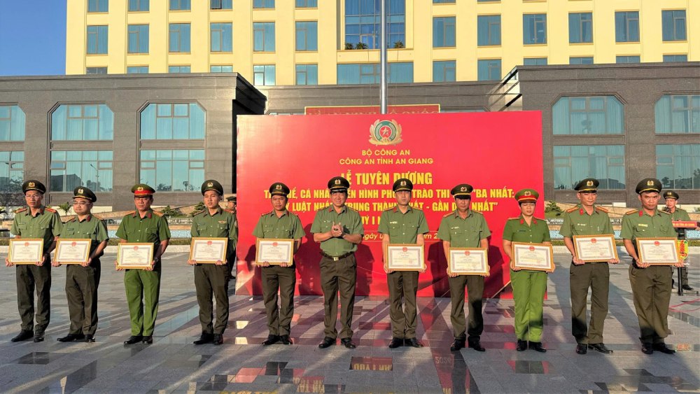 Elogio y recompensa a colectivos e individuos que lograron logros sobresalientes y extraordinarios en el movimiento de emulación "Tres Primeros" en el primer trimestre de 2026 de la Policía de An Giang. Foto: Tien Dung