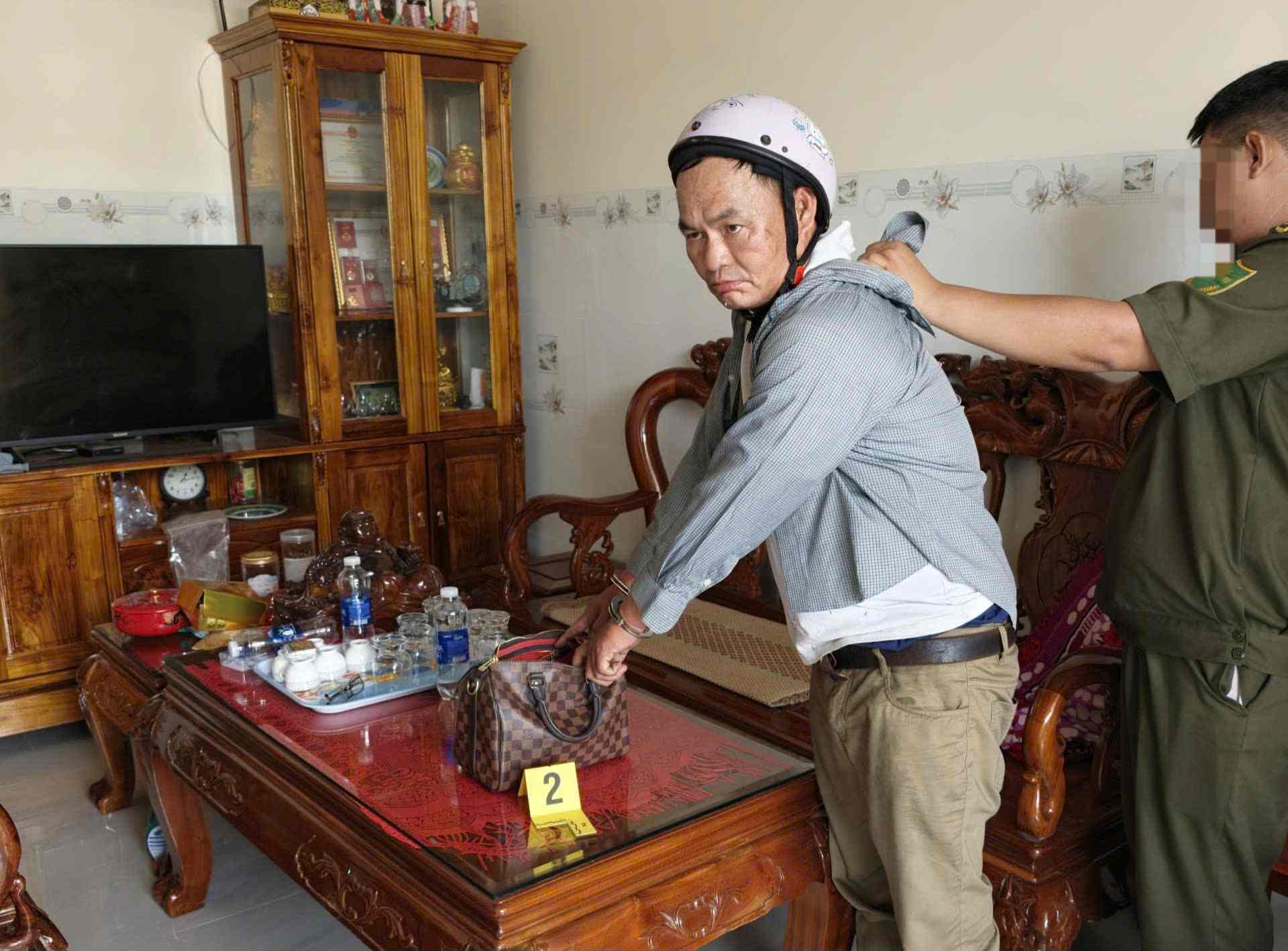 Đỗi tượng Vũ Lĩnh thực nghiệm lại quá trình đột nhập nhà dân trộm cắp tài sản. Ảnh: Công an cung cấp 