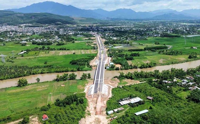 ダナン市長は、橋梁プロジェクトのアクセス道路の用地引き渡しを要求しました。写真は、4.5kmのアクセス道路が不足しているため、2740億ドンの「紙上の開通」クアンダ橋(ダナン)です。写真:グエン・ホアン