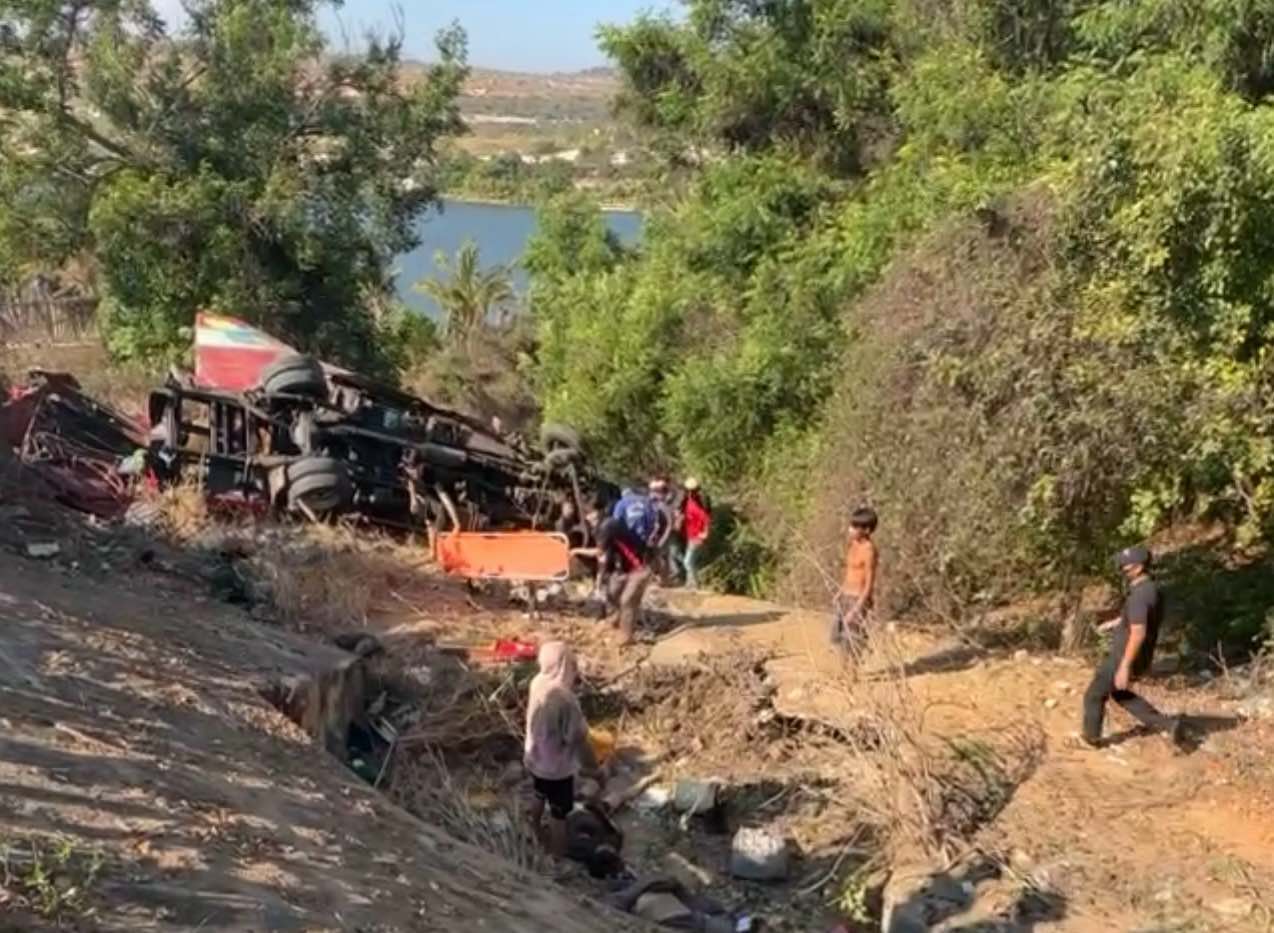 Người dân đang cấp cứu người bị thương. Ảnh: Phạm Duy