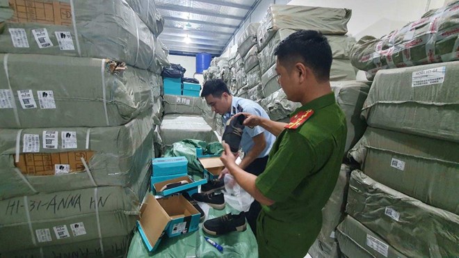 Phát hiện 10.100 đôi giày không rõ nguồn gốc tại Hưng Yên