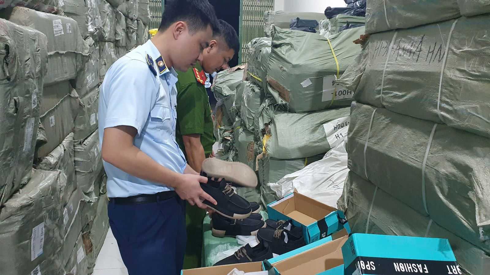 Hưng Yên tạm giữ lô giày hơn 250 triệu đồng không rõ xuất xứ