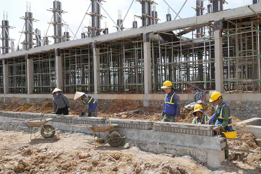 Ha Tinh Provincial People's Committee has urged to accelerate the construction progress of the inter-level boarding general education school in Son Kim 1 commune and Huong Khe commune. Photo: Tran Tuan