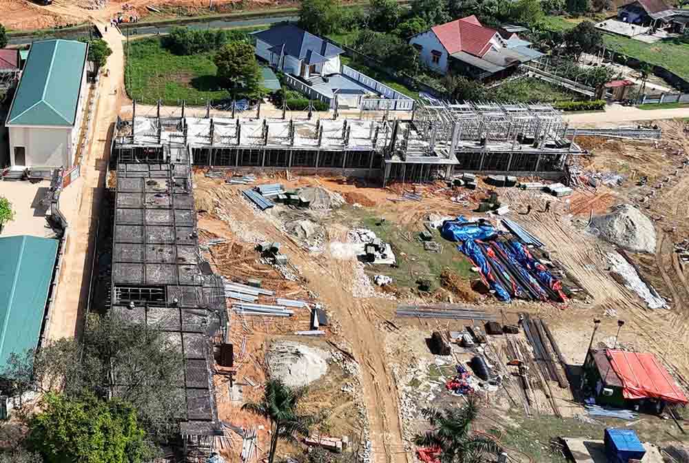 Trường phổ thông nội trú liên cấp Tiểu học - THCS Hương Khê đang được tập trung thi công. Ảnh: Trần Tuấn