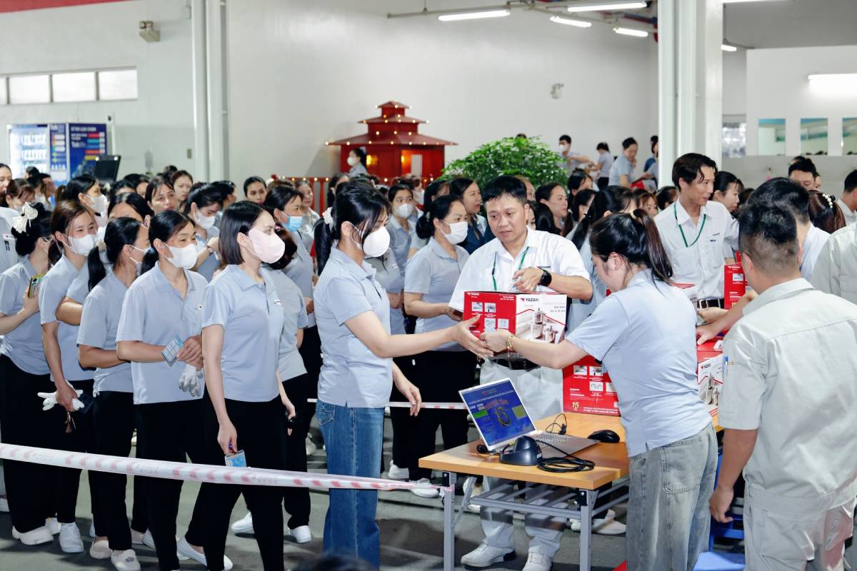A gift of gratitude to workers and employees of Yazaki Hai Phong Vietnam Co., Ltd. in Thai Binh. Photo: Yazaki Thai Binh