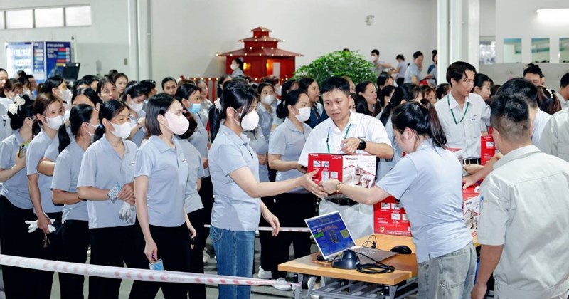 Đức Hưng tặng quà công nhân dịp kỷ niệm 15 năm thành lập