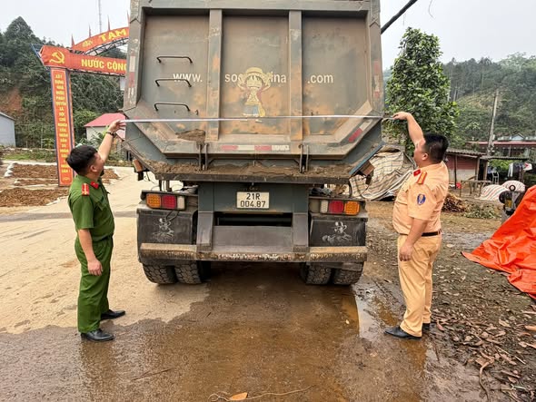 Traffic police forces inspect vehicles. Photo: Lao Cai Traffic Police