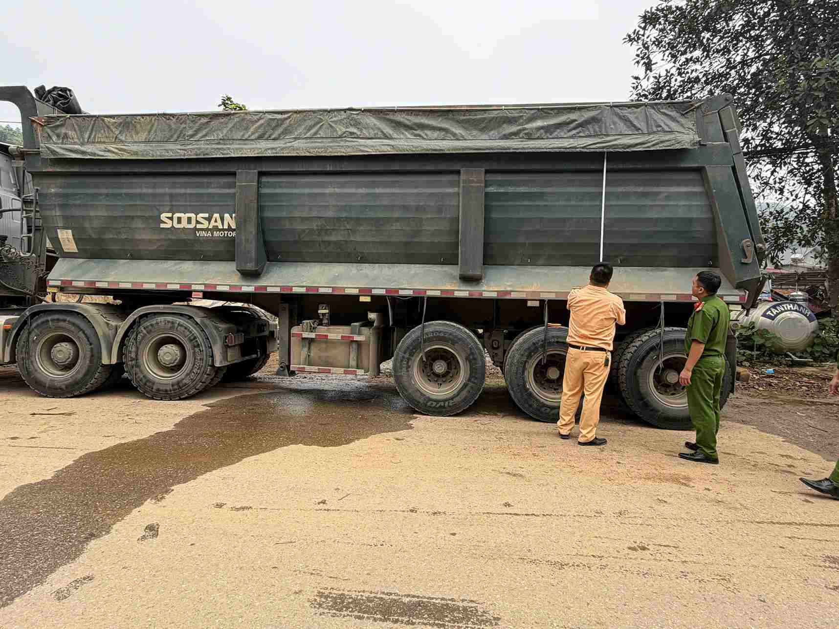 Xe tải trọng trên 15 tấn trên địa bàn Lào Cai sẽ được tổng rà soát. Ảnh: CSGT Lào Cai