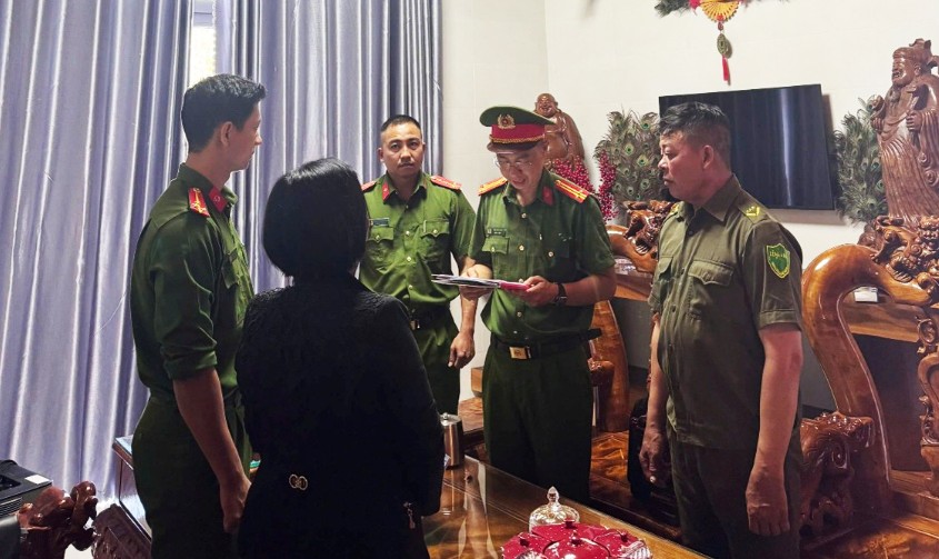 Cơ quan chức năng xử lý chủ hộ kinh doanh M.T.H sau khi người này thực hiện nghĩa vụ thuế không đúng với doanh thu thực tế. Ảnh: Công an cung cấp