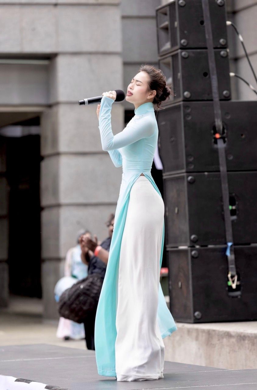 Trong những lần xuất hiện gần đây, nữ ca sĩ gây ấn tượng với vẻ ngoài nền nã, thanh lịch, toát lên nét đẹp đậm chất Á Đông. Hình ảnh này không chỉ mang tính thẩm mỹ mà còn thể hiện thông điệp mà cô muốn truyền tải – tôn vinh vẻ đẹp phụ nữ Việt theo hướng tích cực, hiện đại nhưng vẫn giữ được giá trị truyền thống.