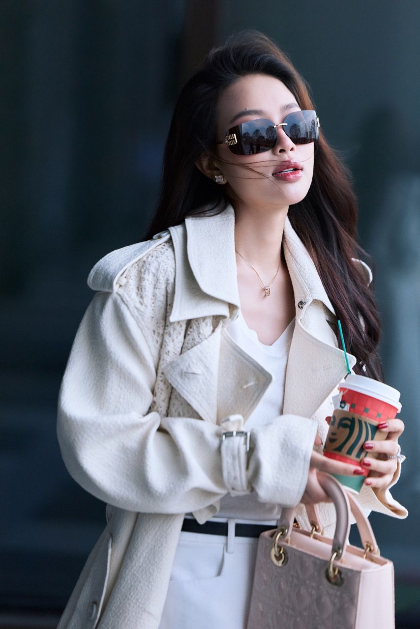 Từ một ca sĩ hoạt động nghệ thuật năng nổ trên các gameshow như “Sàn đấu ca từ”, “Giọng ải giọng ai” hay sân chơi sinh viên “Chuyến xe âm nhạc” của HTV, Diệu Ly dần cho thấy sự trưởng thành rõ nét cả về hình ảnh lẫn định hướng âm nhạc.