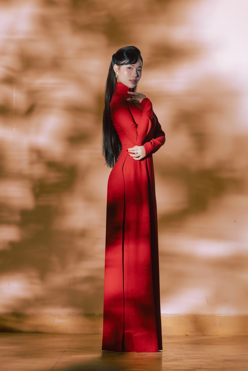 Sự chuyển mình này cũng đặt ra câu hỏi: liệu đây có phải là dấu hiệu cho một hành trình mới trong âm nhạc của nữ ca sĩ? Thực tế, Diệu Ly không ngần ngại thừa nhận cô đang từng bước thay đổi dòng nhạc và định hướng nghệ thuật để phù hợp hơn với hình tượng mà mình theo đuổi. Những sản phẩm trong tương lai được kỳ vọng sẽ mang màu sắc nhẹ nhàng, sâu lắng, đề cao giá trị văn hóa và cảm xúc.