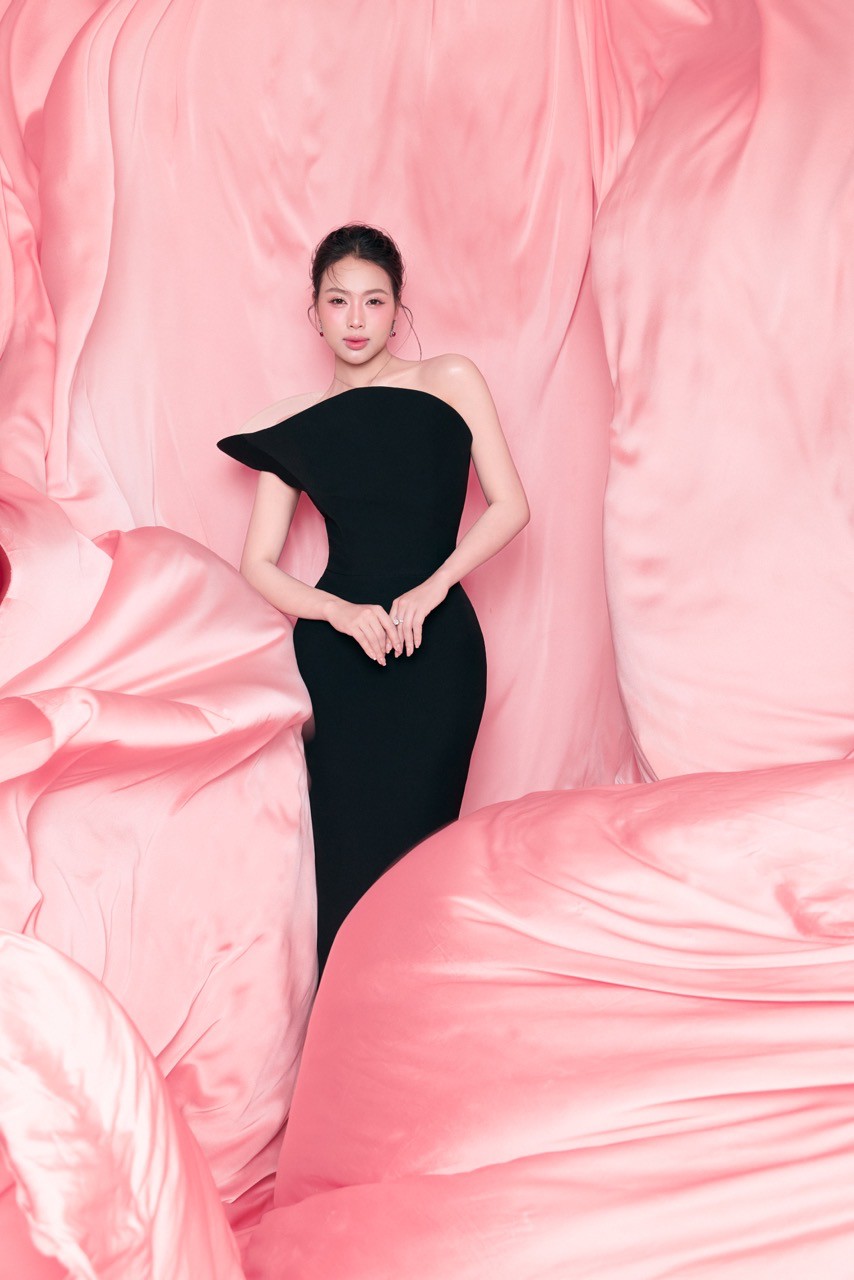 Những trải nghiệm tích lũy qua từng sân khấu đã trở thành nền tảng giúp cô vững vàng hơn khi bước vào con đường chuyên nghiệp.