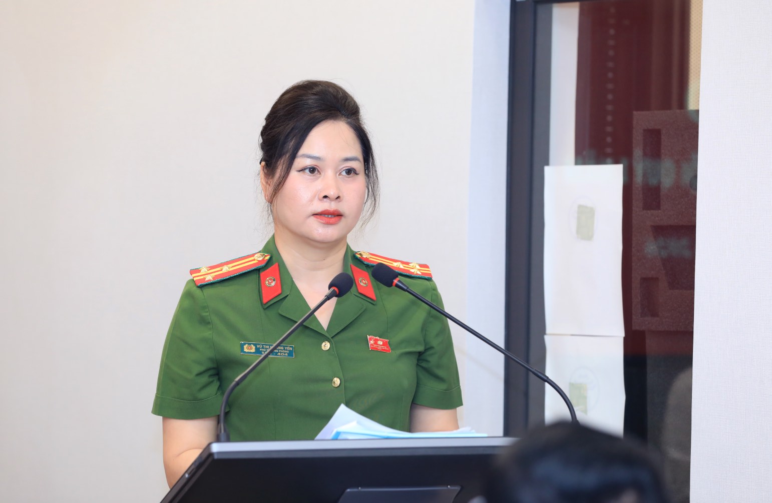 Thượng tá Vũ Thị Hoàng Yến - Phó Trưởng Phòng Cảnh sát Kinh tế Công an TP Hà Nội - thông tin vụ gần 300 tấn thịt lợn mắc dịch tả châu Phi tuồn ra thị trường. Ảnh: UBND TP Hà Nội