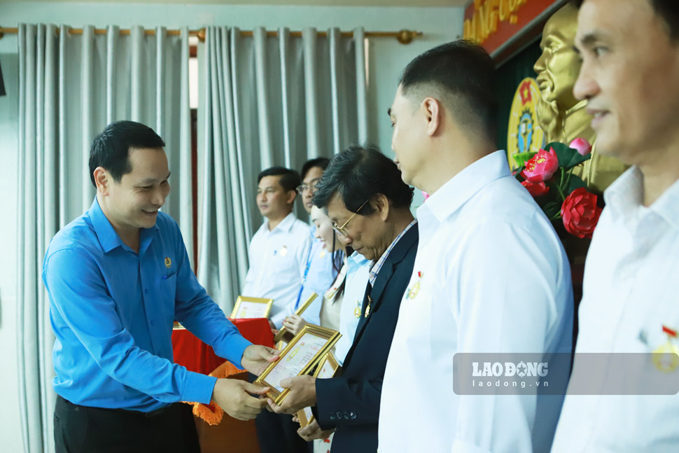 Gia Lai Provincial Trade Union awards Creative Labor Certificates to individuals who achieved the title. Photo: Hoai Phuong