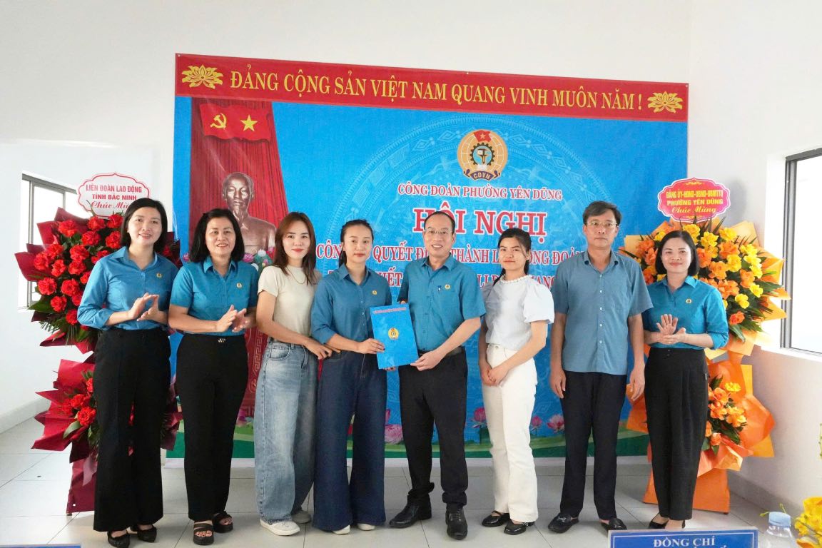 Mr. Le Duc Tho - Vice Chairman of the Bac Ninh Provincial Labor Federation - presents the decision to establish a grassroots trade union. Photo: Nguyen Huyen